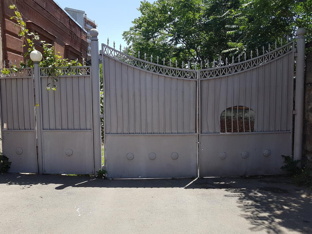 Tbilisi Yard Hostel エクステリア 写真