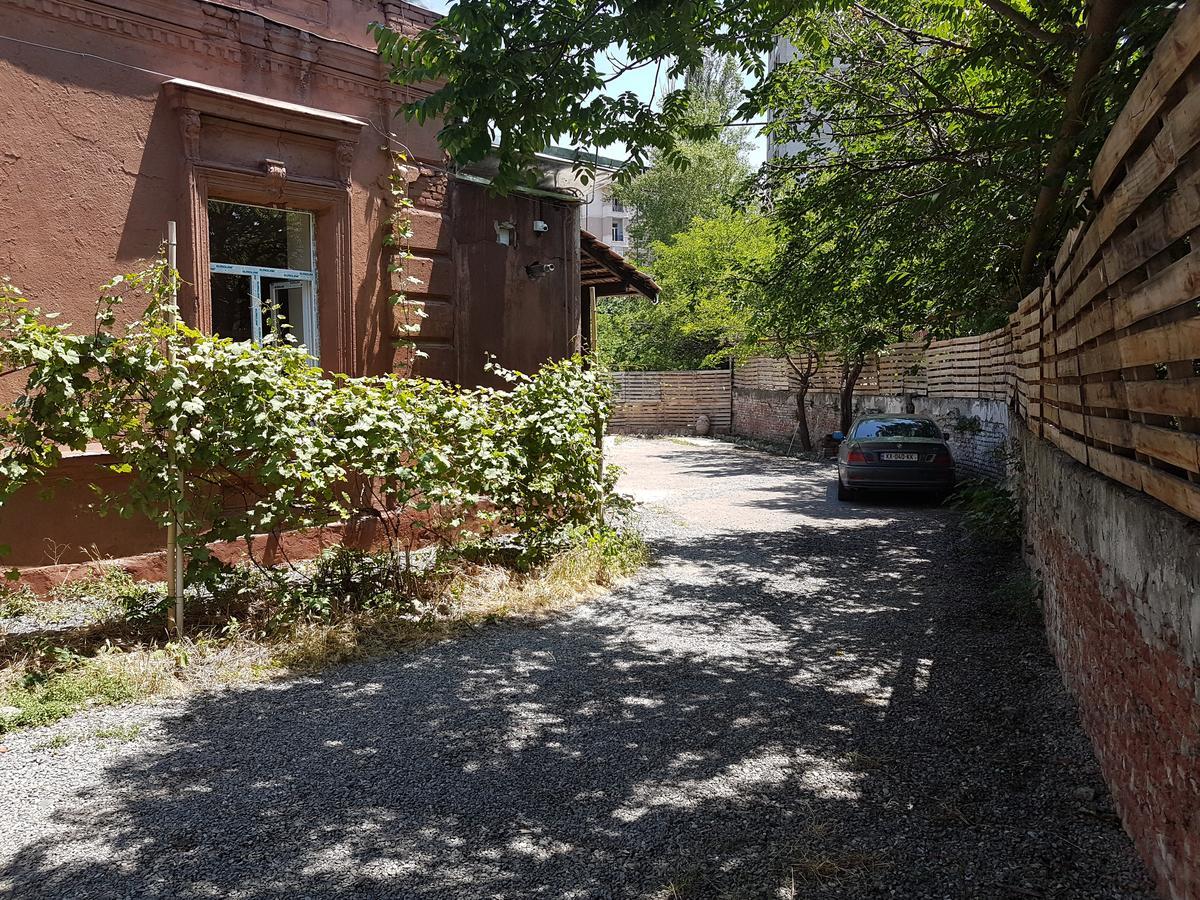 Tbilisi Yard Hostel エクステリア 写真